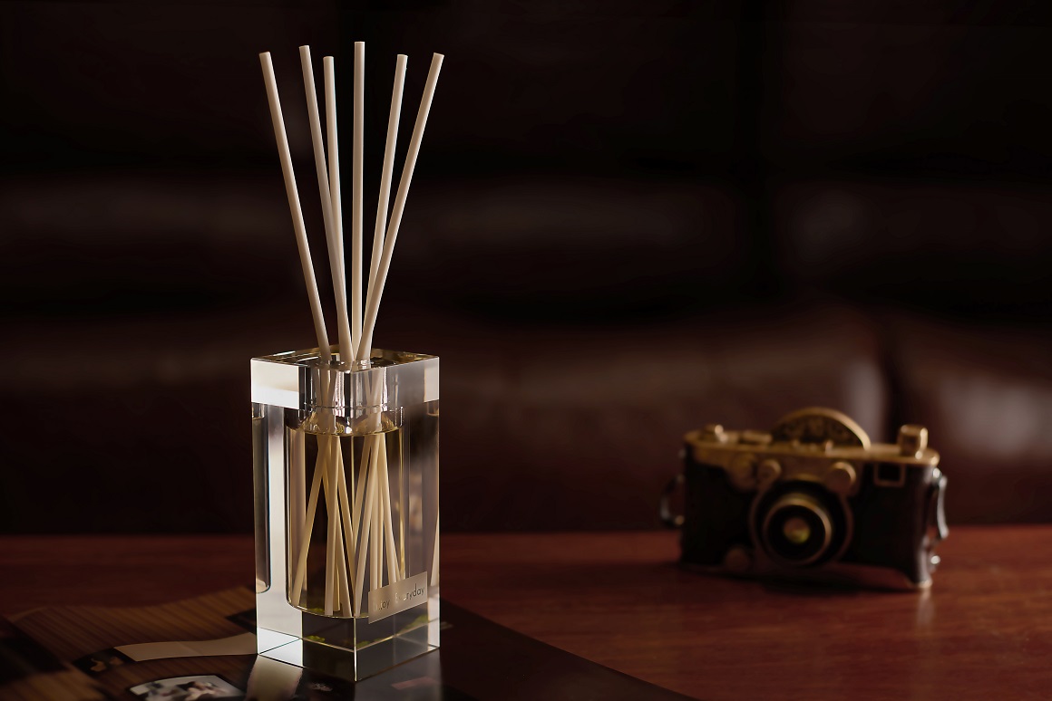Luxury Crystal Bottle Reed Diffuser Gift Set with rattan sticks